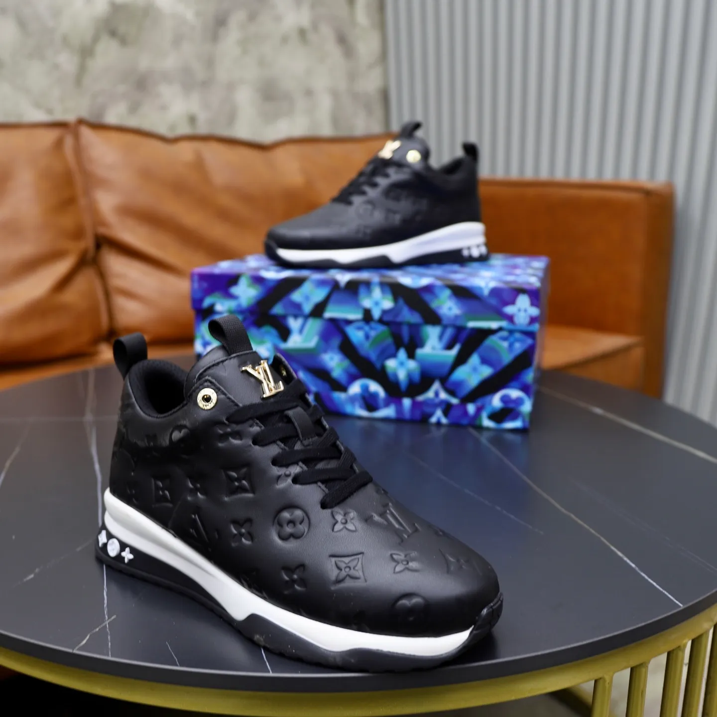 Factory price: 520💰【LV】Louis Vuitton is a high-end brand of men's shoes, new models on the market, top luxury brand, the latest fashionable casual men's shoes, trendy and versatile style, relaxed and sporty style, calfskin upper and ultra-fine workmanship. The original personalized fashionable rubber wear-resistant outsole is light and comfortable on the foot. Code number: 39-44 (45, 46 customized)